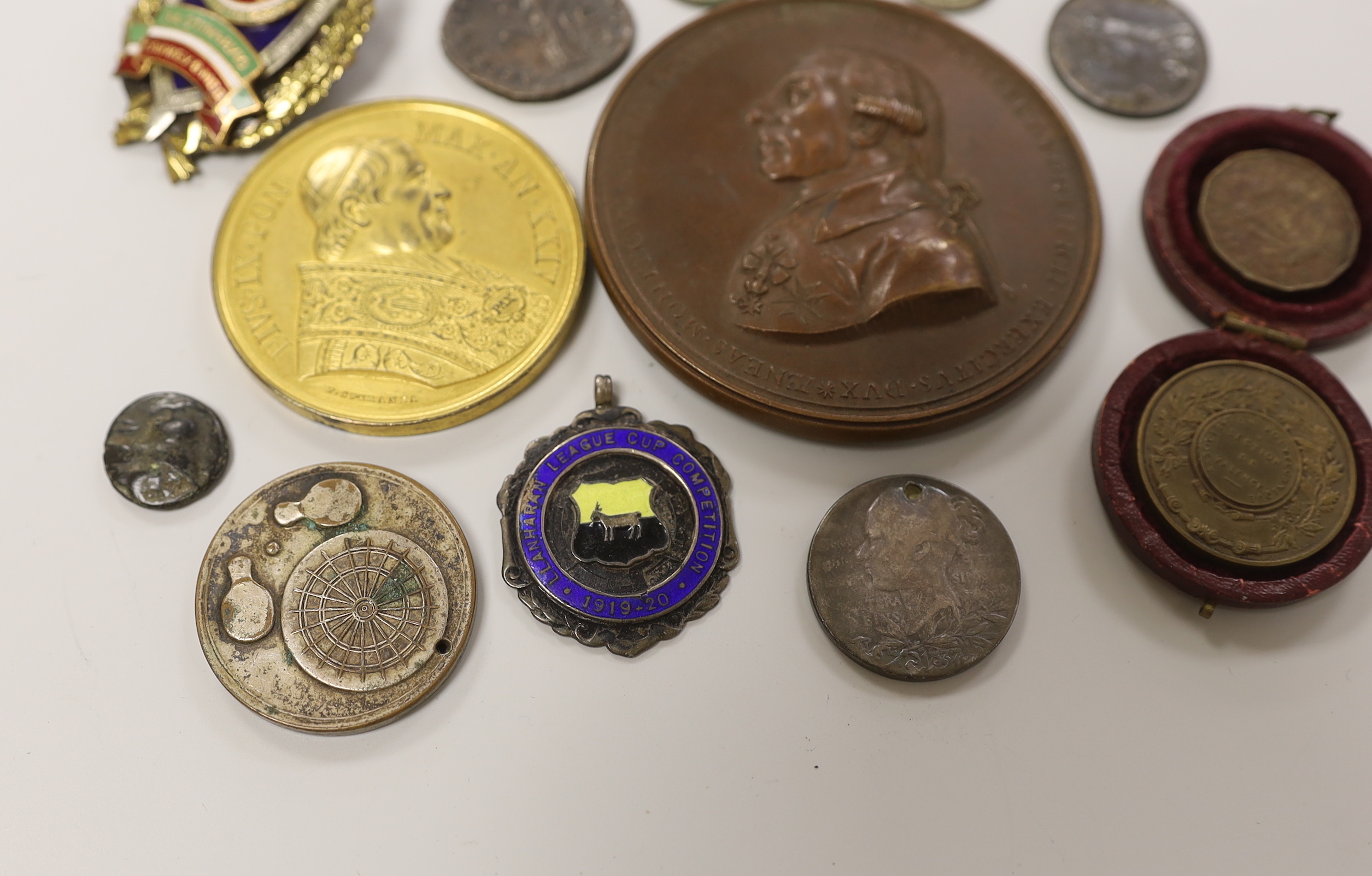A quantity of mixed coinage, medals, badges etc.